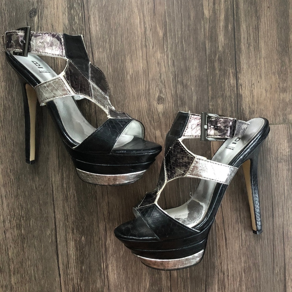 Bakers Strappy Silver & Black Pumps Sz 6